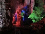 ティエンクン鍾乳洞内、日本では考えられないライトアップ。幻想的ではありました。