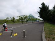 奥に見えるのが札幌セミナーを行なったガラスのピラミッド。モエレ沼公園、広いでしょう？ 