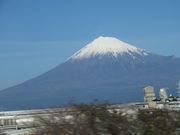 ジャジャジャ～ン。今年初めての富士山。車窓から。