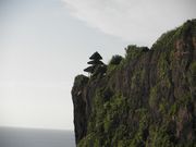 崖の上に立つヒンヅゥーの塔